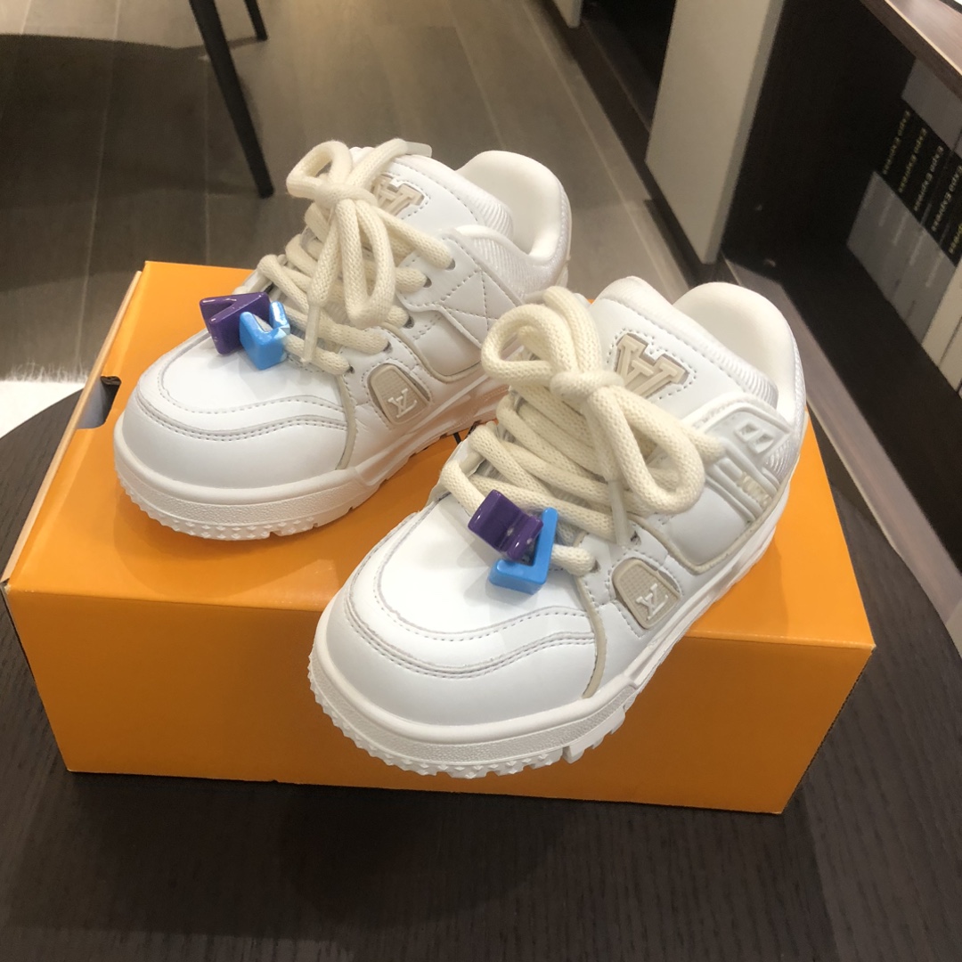 Children's shoes child